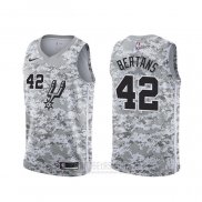 Camiseta San Antonio Spurs Davis Bertans #42 Earned Camuflaje