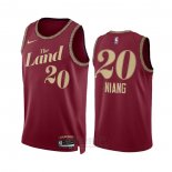 Camiseta Cleveland Cavaliers Georges Niang #20 Ciudad 2023-24 Rojo