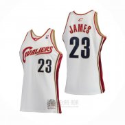 Camiseta Nino Cleveland Cavaliers LeBron James #23 Mitchell & Ness 2003-04 Blanco